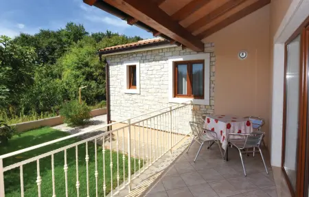 Location Maison 6 personnes à Tinjan - Photo 4