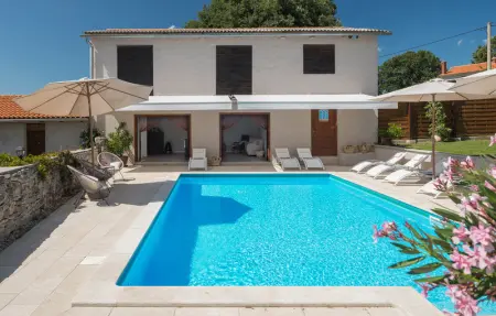 Location Maison 9 personnes à Tinjan - Photo 10