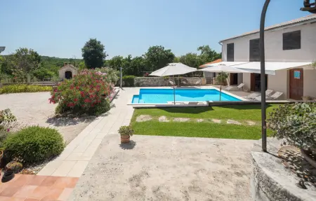 Location Maison 9 personnes à Tinjan - Photo 17