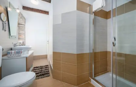 Location Maison 9 personnes à Tinjan - Photo 35