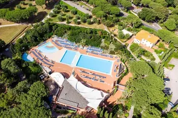 Bungalow in San Vincenzo,Holiday resort Riva degli Etruschi, San Vincenzo-Ville Medium Trilo-VERDELLO, 100-150 m dal mare ITO02479-BYA N°878294