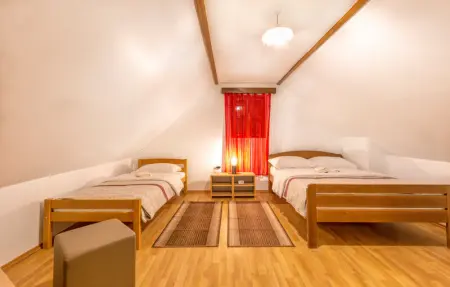 Location Maison 14 personnes à Gospic - Photo 28