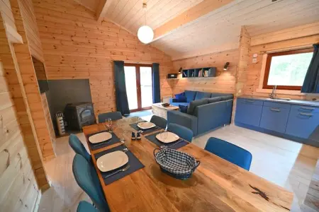 Village de Vacances Oignies 6, Chalet moderne en bois avec cuisinière, situé en forêt - Photo 1