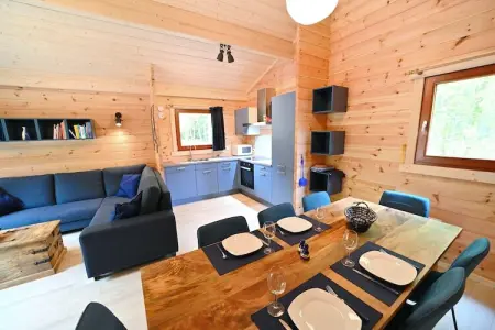 Village de Vacances Oignies 6, Chalet moderne en bois avec cuisinière, situé en forêt - Photo 7