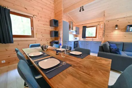 Village de Vacances Oignies 6, Chalet moderne en bois avec cuisinière, situé en forêt - Photo 9