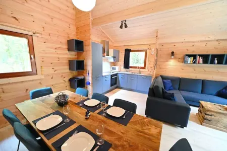 Village de Vacances Oignies 6, Chalet moderne en bois avec cuisinière, situé en forêt - Photo 13