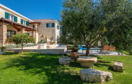 Location Maison 9 personnes à Zrnovnica - Photo 11