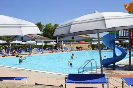 Appartement à Cecina Mare, Ferienanlage La Cecinella Villaggio Turistico Cecina Mare Typ Bilo B Resid/piano terra o 1 piano terrazza/balco - L879391