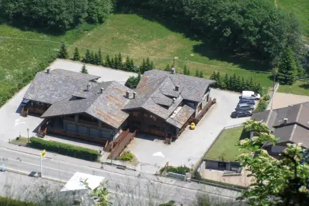 Chalet Antey Grande Diciotto, Le chalet se trouve dans un quartier calme et ensoleillée de Antey Saint-André. - Photo 1
