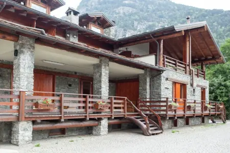 Chalet Antey Grande Diciotto, Le chalet se trouve dans un quartier calme et ensoleillée de Antey Saint-André. - Photo 3