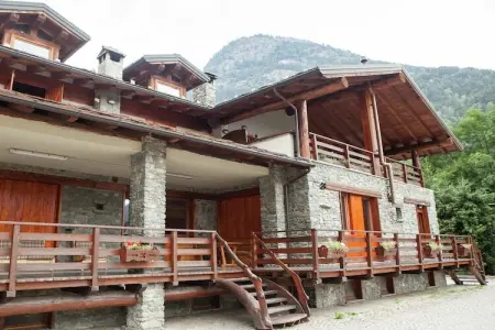 Chalet Antey Grande Diciotto, Le chalet se trouve dans un quartier calme et ensoleillée de Antey Saint-André. - Photo 5