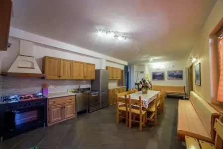 Chalet Antey Grande Diciotto, Le chalet se trouve dans un quartier calme et ensoleillée de Antey Saint-André. - Photo 12