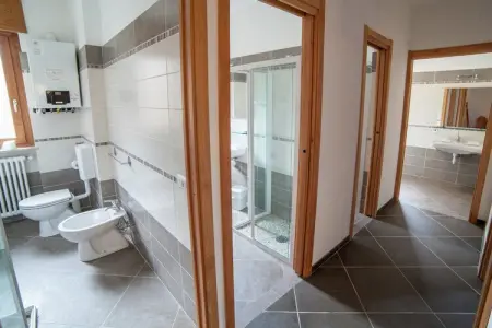 Chalet Antey Grande Diciotto, Le chalet se trouve dans un quartier calme et ensoleillée de Antey Saint-André. - Photo 13