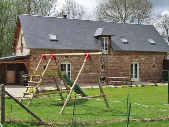 Gite à Saint Vaast Dieppedalle,Gîte spacieux avec jardin clos, cheminée et proche mer, idéal pour familles, animaux acceptés FR-1-441-132 N°830076