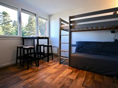 Appartement à Chamrousse, Studio cosy 3* proche pistes avec équipements complets et à proximité des commerces - L948196