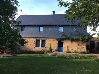 Gite à Chemiré en Charnie, Gîte familial restauré en pleine nature avec terrasse, proche forêt, idéal pour groupes et PMR - L830138