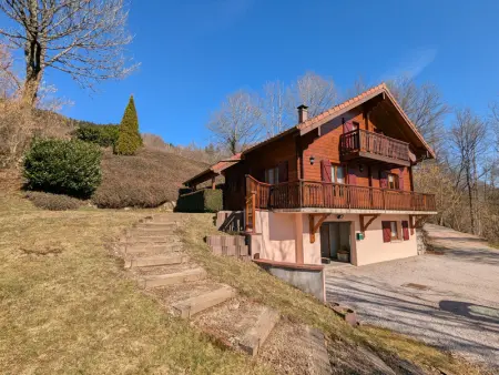 Gite à Le Menil, Chalet confortable avec 4 chambres, cheminée, grand terrain, proche pistes et lac - L830342