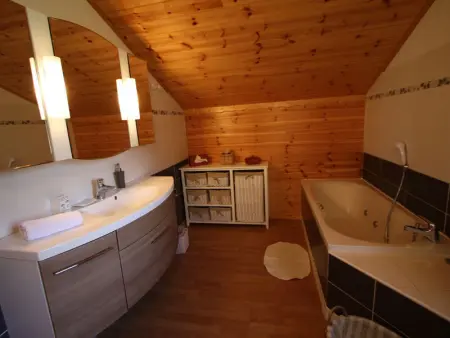 Chalet chaleureux avec sauna, terrain, terrasse et babyfoot à Saint-Nabord - Photo 4
