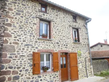 Gite à Mazerat Aurouze,Maison de bourg restaurée avec cour privative au coeur d'un village paisible, proche gorges de l'Allier et sites historiques FR-1-582-220 N°830470