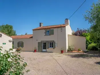 Agriturismo a Froidfond,Maison de ferme rénovée avec cheminée, terrasse et jardin clos - à 800m du bourg de Froidfond FR-1-426-149 N°830502