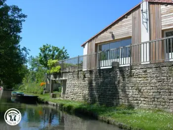 Gite à Damvix,Gîte charmant au bord de l'eau avec canoës, terrasse et jardin à Damvix, au cœur du Marais Poitevin. FR-1-426-354 N°830530