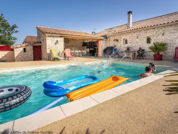 Gite à L'Hermenault,Maison rénovée pour 14 pers avec piscine chauffée, jardin, baby-foot, proche Puy du Fou et La Rochelle FR-1-426-362 N°830532