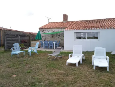 Charmant Gîte Rénové avec Jardin Privé, Cheminée et WiFi à Vairé, Vendée - Photo 17