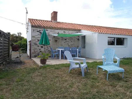 Charmant Gîte Rénové avec Jardin Privé, Cheminée et WiFi à Vairé, Vendée - Photo 18