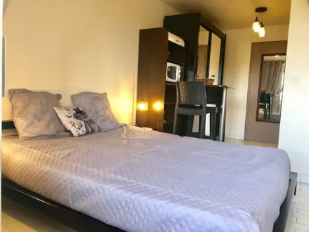 Studio cosy climatisé avec terrasse et piscine, parking inclus - Agde - Photo 5