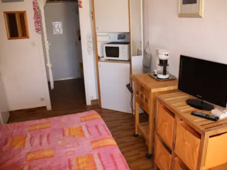 Studio cosy avec terrasse et parking, situé au village naturiste d'Agde - Photo 3