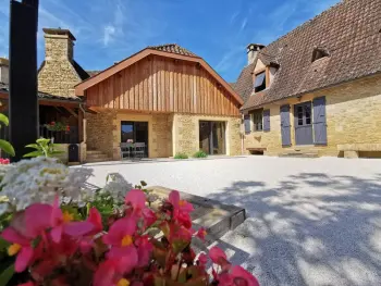 Gite à Coly Saint Amand,Maison Périgourdine avec Piscine Privée, Wifi et Jardin Clos FR-1-616-85 N°839381