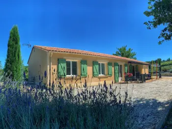 Gite in Neuvic,Maison de charme avec terrasse, jardin et équipements complets, à 2 km de Neuvic FR-1-616-110 N°838660