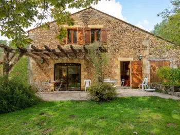 Gite à Besse,Famille, calme et nature : Maison avec jardin privé, cheminée, équipements bébé, près de Villefranche. FR-1-616-149 N°839405