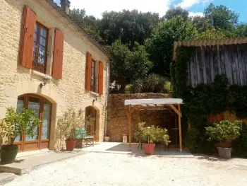 Gite à Calviac en Périgord,Maison en pierre rénovée avec jardin, proche Sarlat, idéale pour familles, avec équipements bébé inclus FR-1-616-200 N°839418