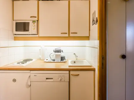 Studio rénové idéalement situé à Montchavin, proches pistes et commerces, avec balcon et parking gratuit - Photo 2