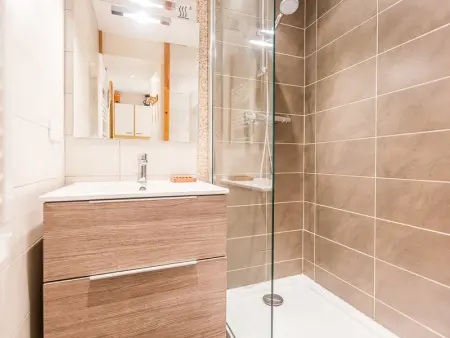 Studio rénové idéalement situé à Montchavin, proches pistes et commerces, avec balcon et parking gratuit - Photo 3