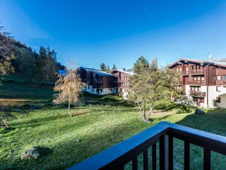 Studio rénové idéalement situé à Montchavin, proches pistes et commerces, avec balcon et parking gratuit - Photo 4