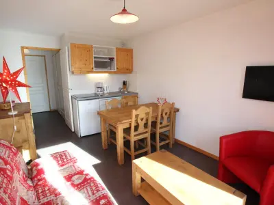 Appartement à La Toussuire, Charmant T3 pour 6 pers., skis aux pieds, piscine été, parking privé, balcon, télésiège à proximité - L967670