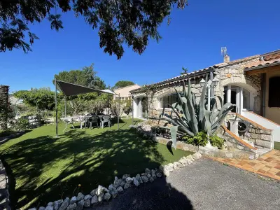 Maison à Vallon Pont d'Arc, Maison climatisée avec jardin près du centre de Vallon Pont d'Arc - 6 couchages - L830848