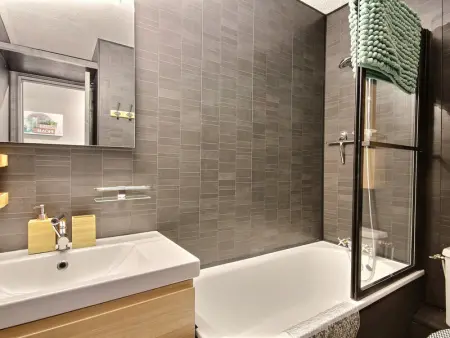 Studio cabine rénové à Plagne Centre avec balcon et proche des pistes - Photo 4