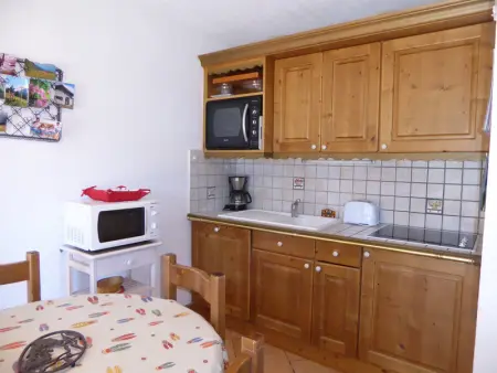 Charmant 3 pièces en rez-de-jardin, proche pistes, idéal familles - Photo 4