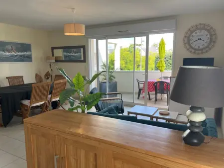 Appartement moderne 3 pièces avec balcon, ascenseur, proche plages et commerces, parking inclus - Photo 1