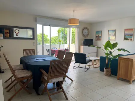 Appartement moderne 3 pièces avec balcon, ascenseur, proche plages et commerces, parking inclus - Photo 2