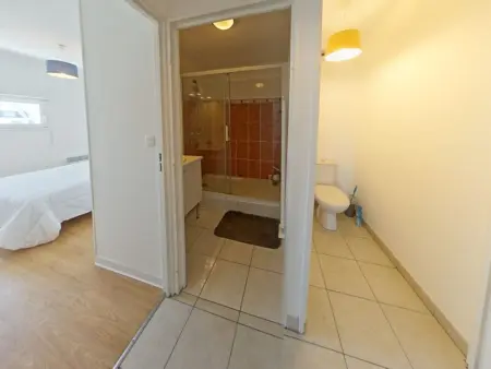 Appartement moderne 3 pièces avec balcon, ascenseur, proche plages et commerces, parking inclus - Photo 12