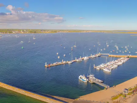 Appartement moderne 3 pièces avec balcon, ascenseur, proche plages et commerces, parking inclus - Photo 24