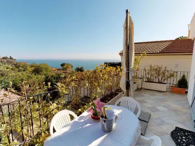 Appartement à Menton, Charmant studio rénové avec terrasse, climatisation et WiFi gratuit - L880877