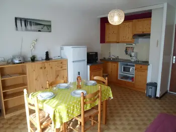 Appartement à Balaruc les Bains, Appartement Confortable proche Thermes avec Balcons et Climatisation à Balaruc-les-Bains - L880969