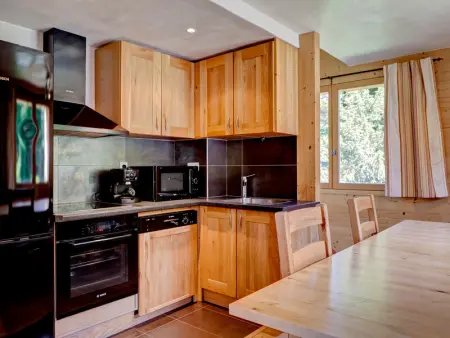 Chalet rénové, 3 chambres, à 5 min des remontées, poêle à bois, parking, animaux acceptés - Photo 1