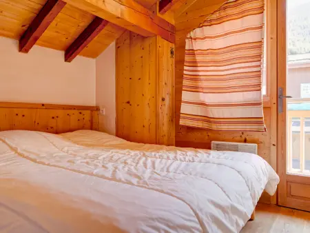 Chalet rénové, 3 chambres, à 5 min des remontées, poêle à bois, parking, animaux acceptés - Photo 3