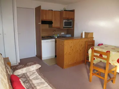 Apartment in Villard de Lans, Studio cabine avec balcon sud, proche centre, pistes de luge et piscine - L881467